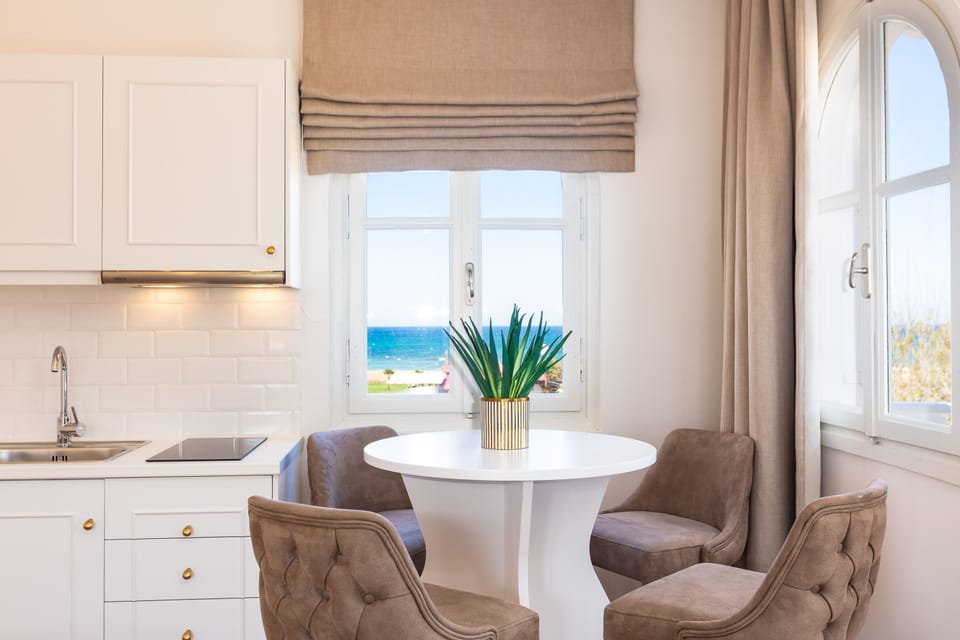 Junior Suite, Sea View | In-room dining