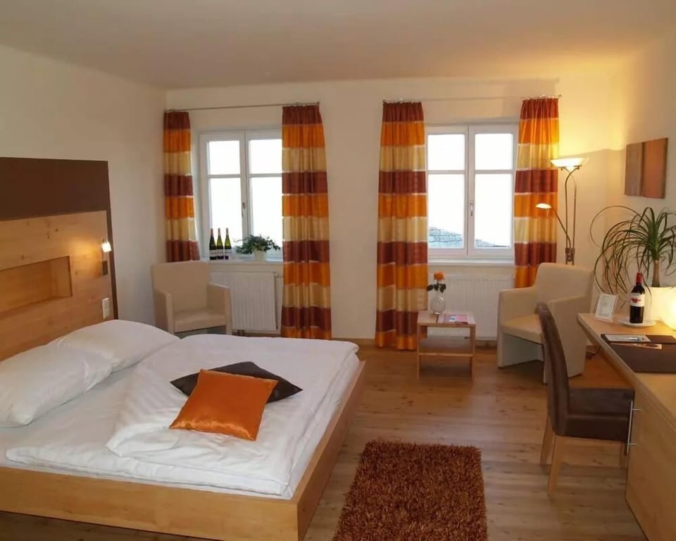 Double Room | Desk, WiFi (free), bed sheets