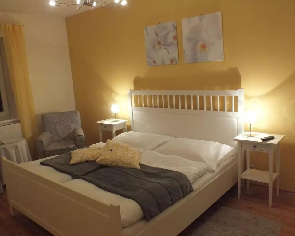Double Room | Desk, WiFi (free), bed sheets