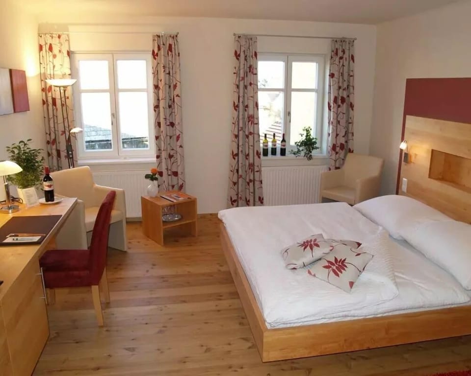 Double Room | Desk, WiFi (free), bed sheets