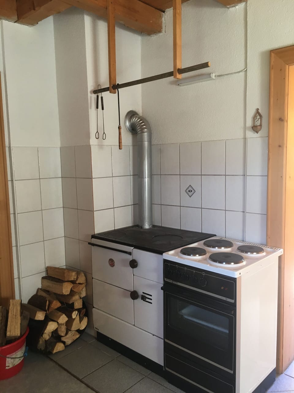 Fridge, stovetop, dishwasher, cookware/dishes/utensils