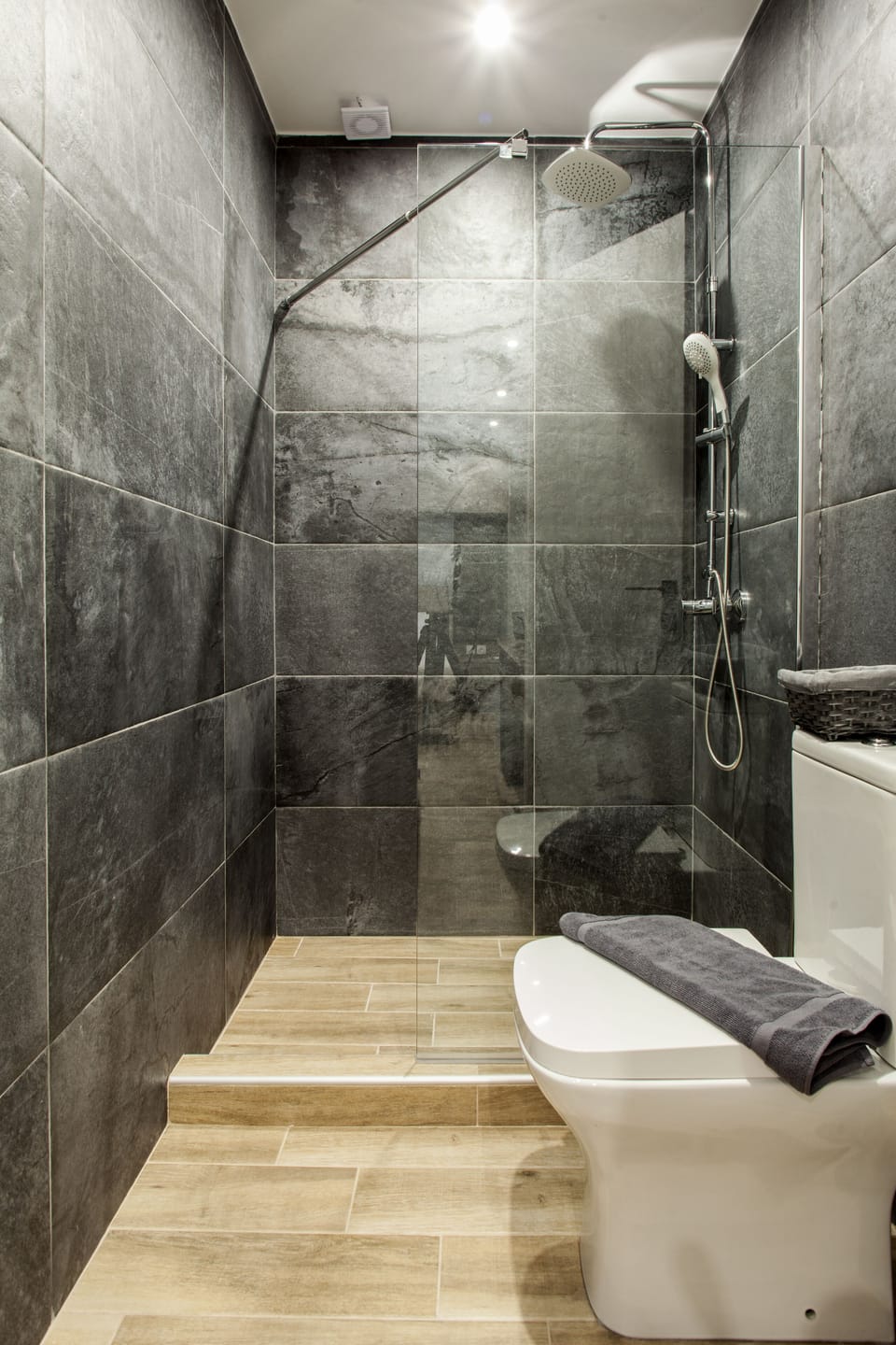 Deluxe Studio (1) | Bathroom | Shower, rainfall showerhead, free toiletries, hair dryer