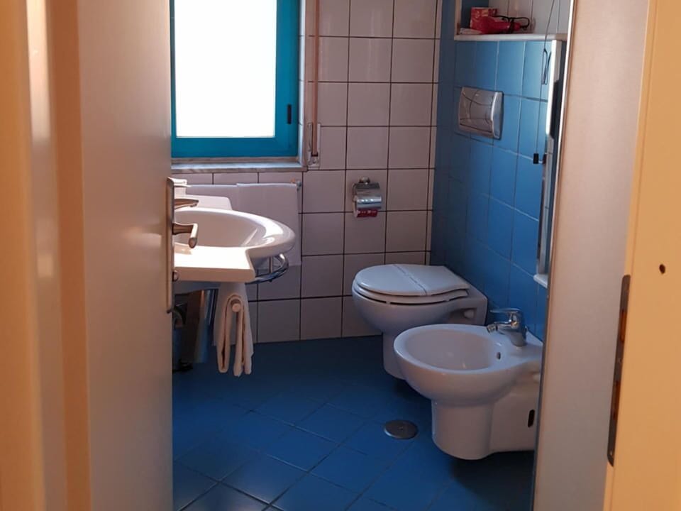 Shower, rainfall showerhead, free toiletries, hair dryer