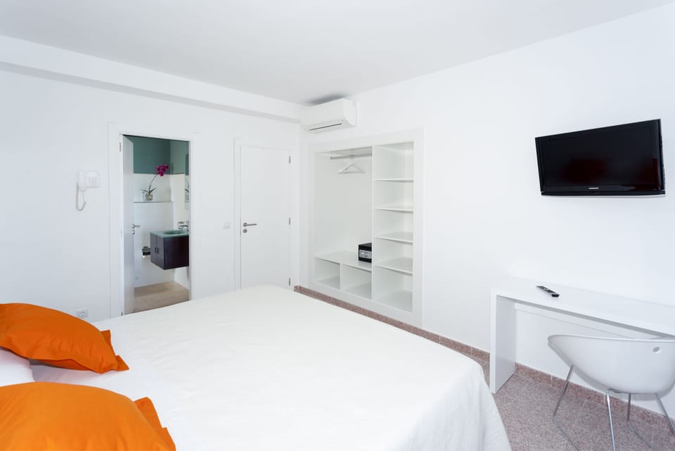 Down comforters, minibar, in-room safe, desk