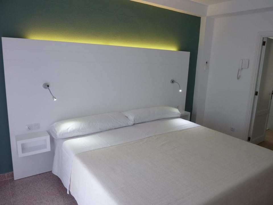 Down comforters, minibar, in-room safe, desk