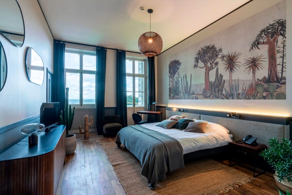 Deluxe Room, Accessible | Minibar, in-room safe, individually decorated, individually furnished