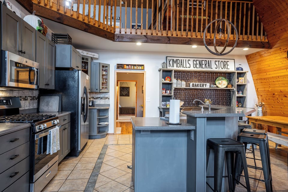 Kitchen w/ plenty of room for weekend snacks!