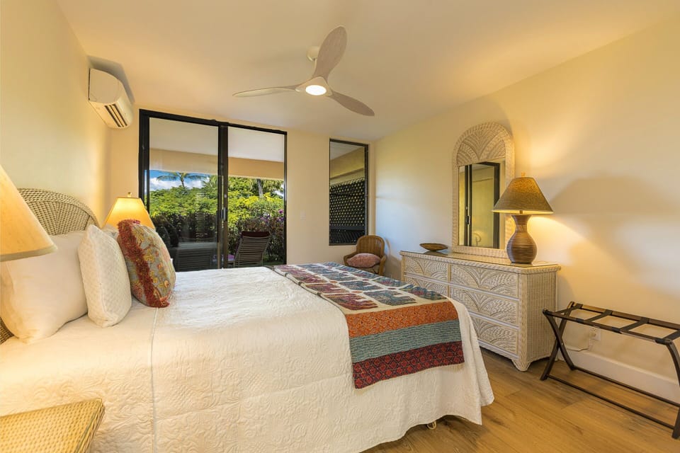 Guest bedroom with seamless entry to the lanai