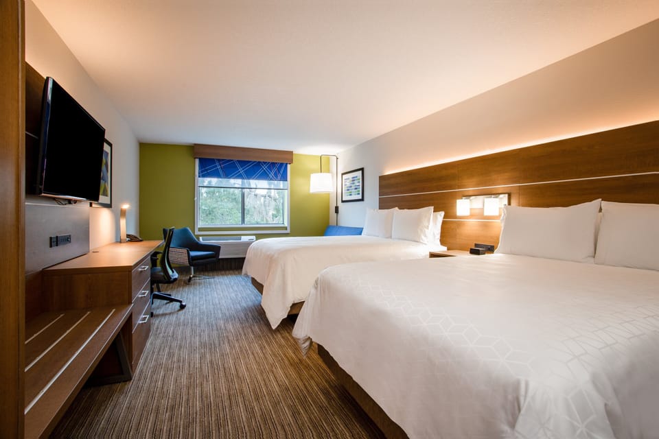 In-room safe, desk, free cribs/infant beds, free rollaway beds