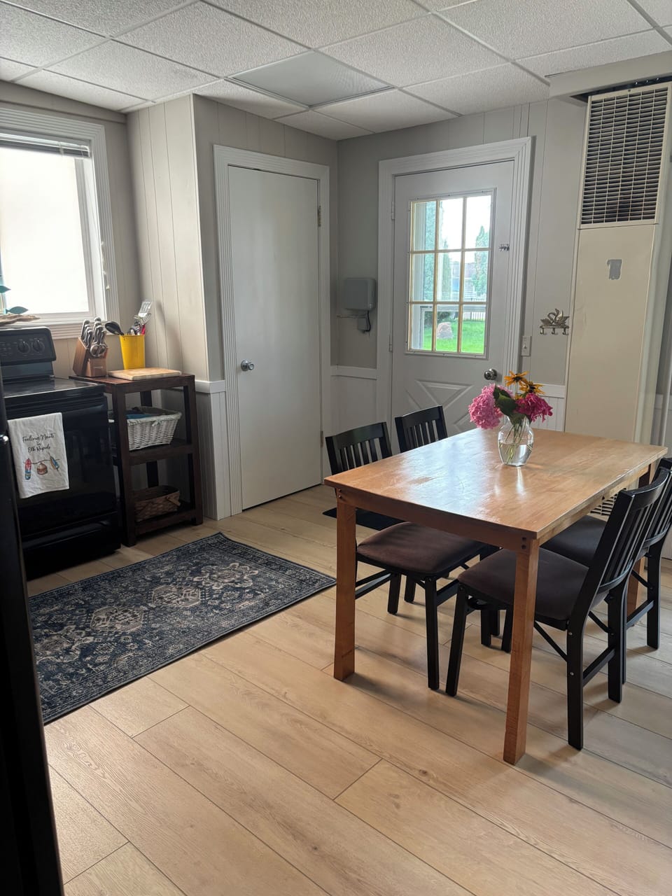 Dining table for 4 and kitchenette