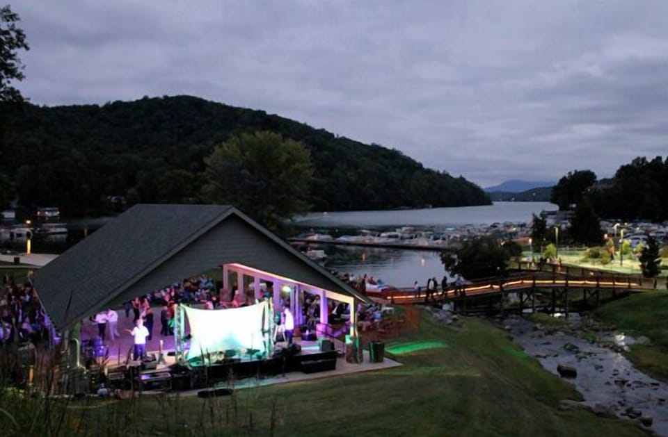 Lakeside pavilion Rumbling Bald Resort