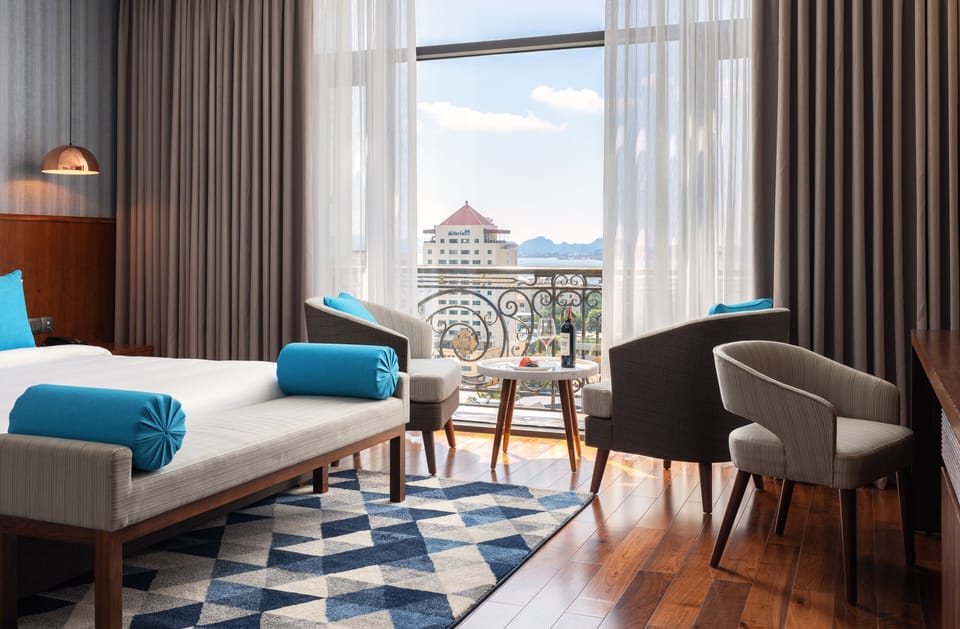 Premier Deluxe King Room | Minibar, in-room safe, desk, laptop workspace