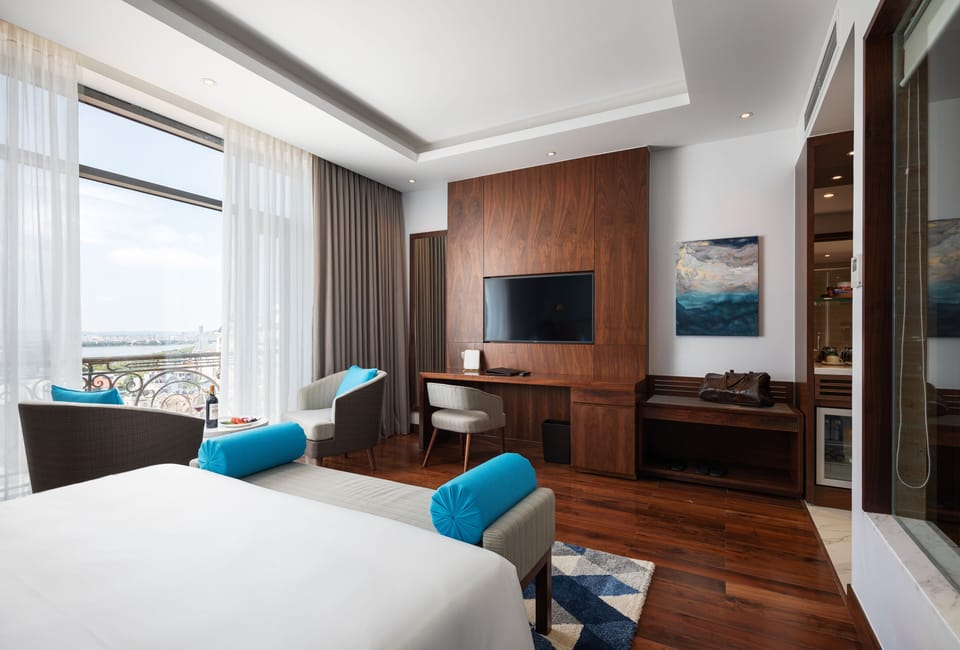 Premier Deluxe King Room | Minibar, in-room safe, desk, laptop workspace