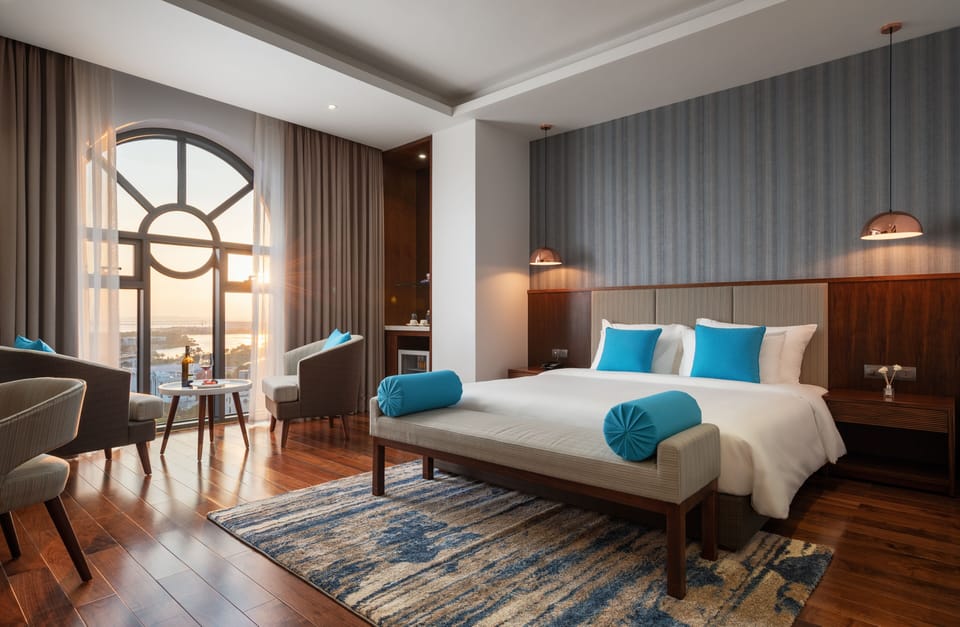 Premier Deluxe King Room | Minibar, in-room safe, desk, laptop workspace