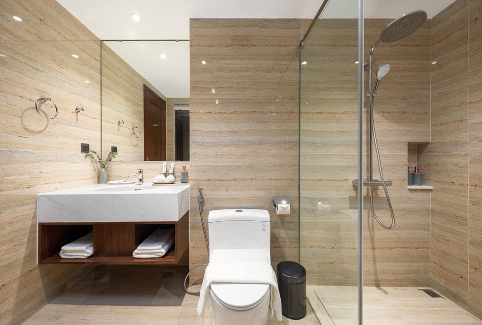 Shower, rainfall showerhead, free toiletries, hair dryer