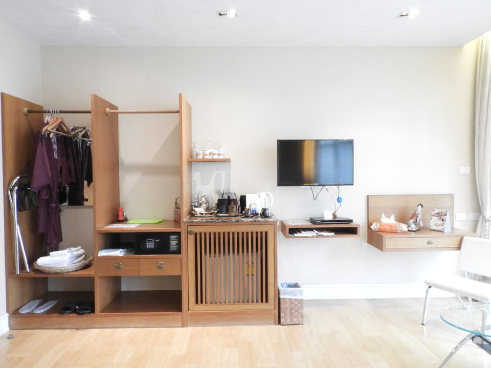 Classic Double or Twin Room | Minibar, in-room safe, individually decorated, individually furnished