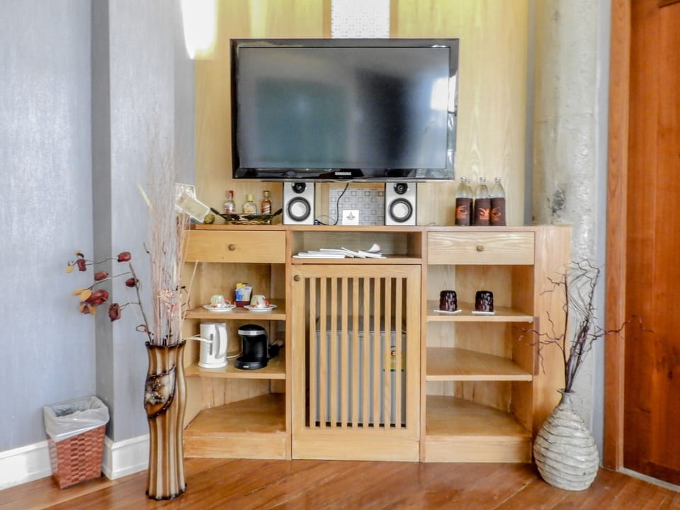 Junior Suite | Minibar, in-room safe, individually decorated, individually furnished