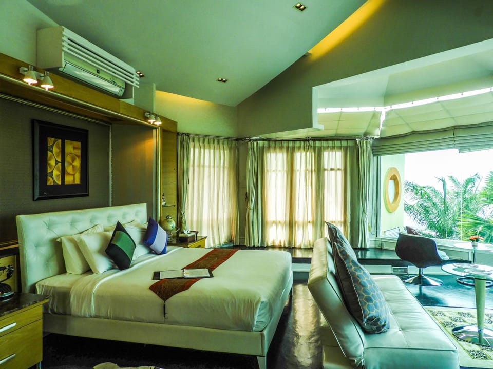 Penthouse  | Minibar, in-room safe, individually decorated, individually furnished