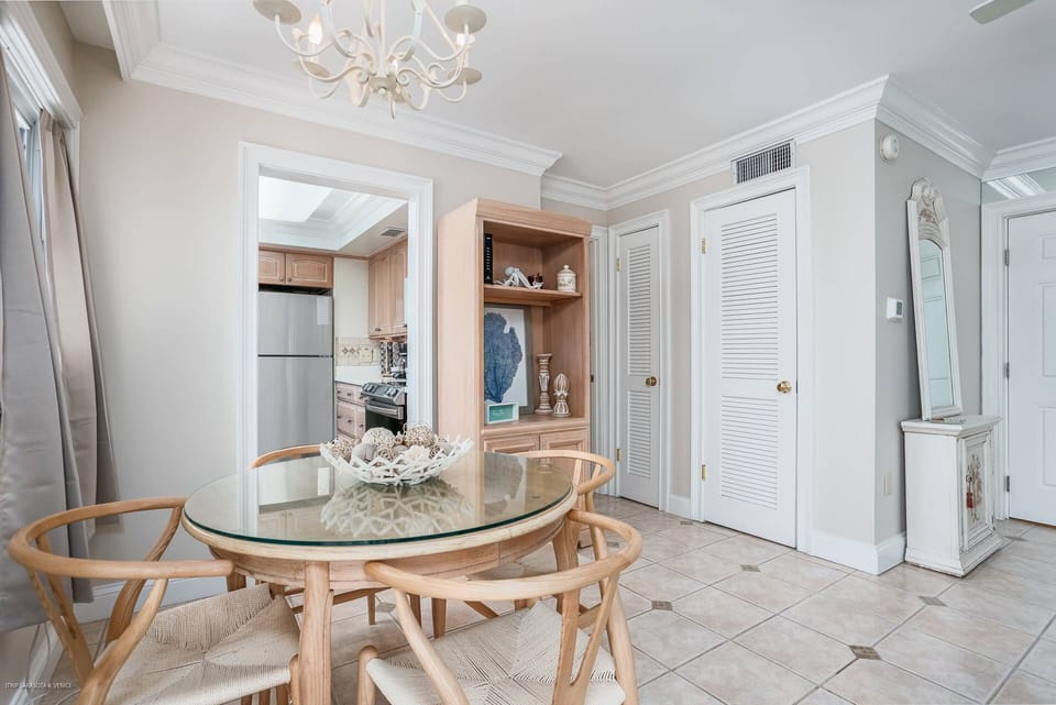Dining table for 4 just off the kitchen