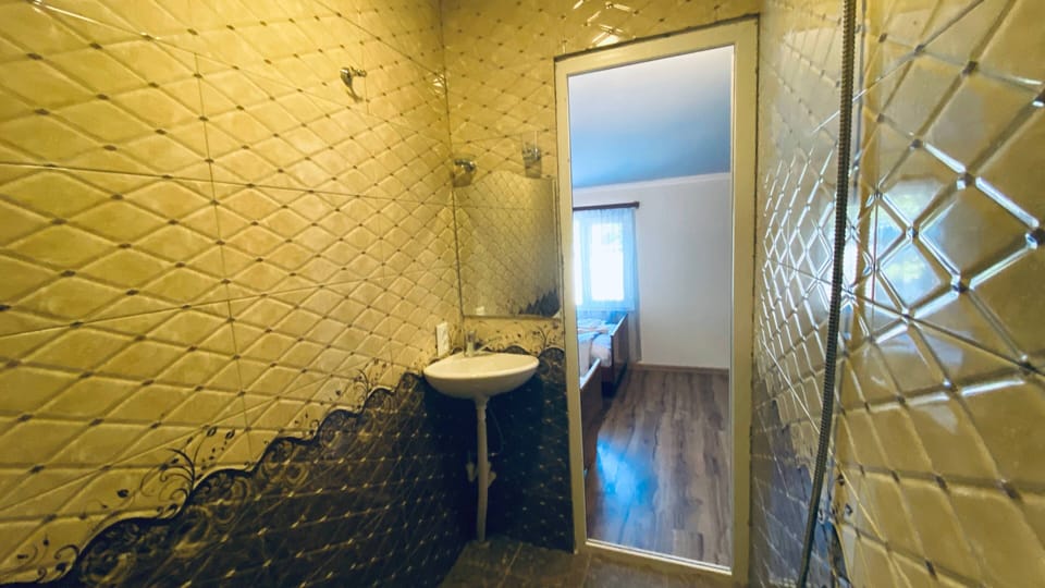 Classic Double or Twin Room, Private Bathroom | Bathroom | Shower, hair dryer, slippers, towels