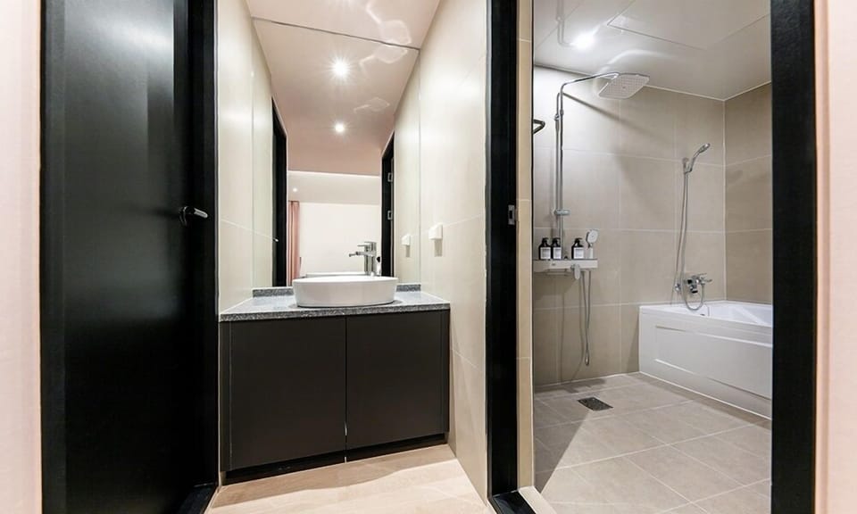 Premium Room | Bathroom | Free toiletries, bathrobes, bidet, towels