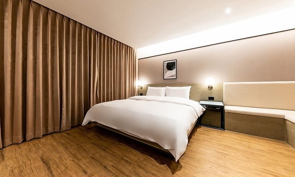 Deluxe Room | Down comforters, free WiFi