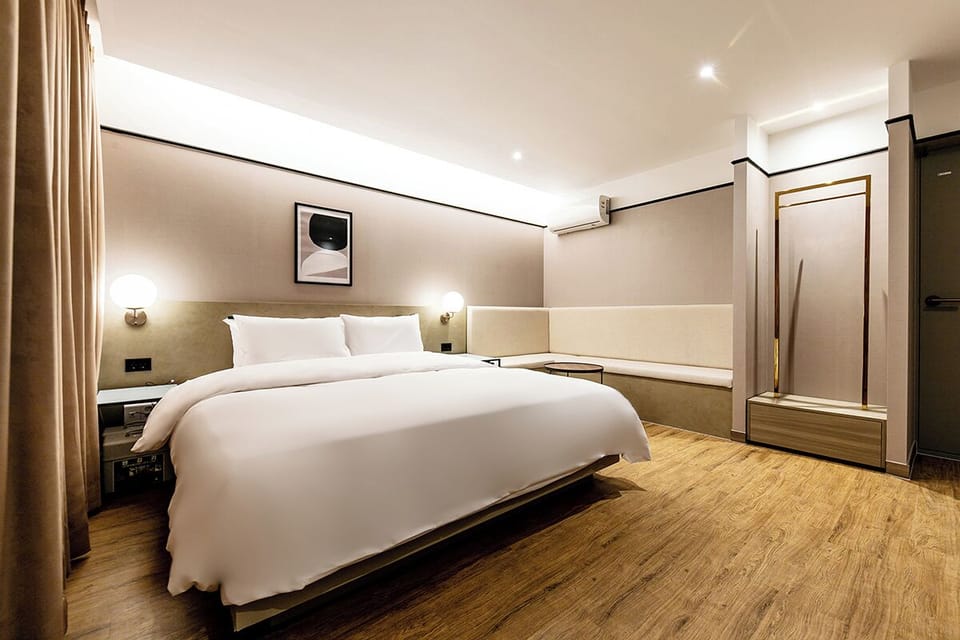 Deluxe Room | Down comforters, free WiFi