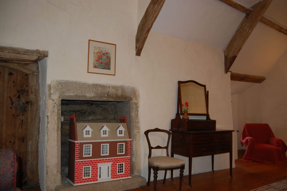 Tudor Wing doll's house