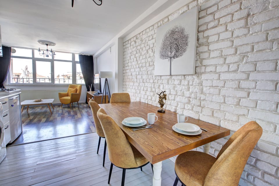 Elite Apartment | Minibar, desk, laptop workspace, soundproofing