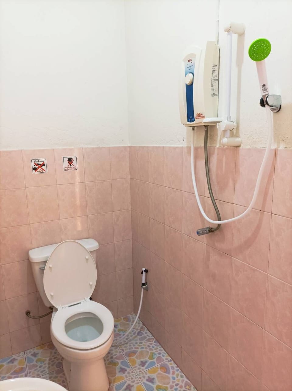 Executive Tree House | Bathroom | Shower, rainfall showerhead, towels, soap
