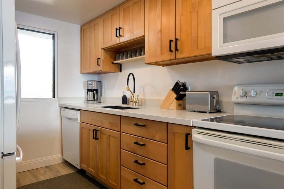 Gather & cook with ease! This kitchen is perfectly set up for you to prepare family meals here.