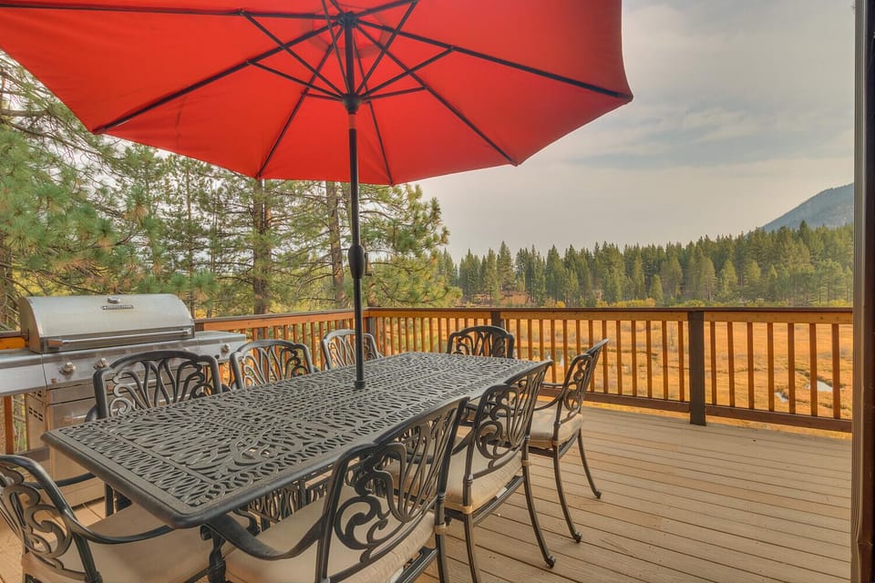 Deck w/ Dining Table