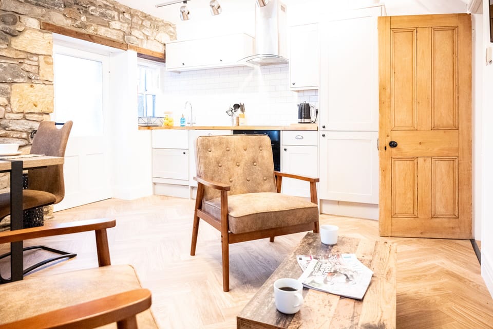 Luxury Cottage, Private Bathroom | Shared kitchen | Highchair