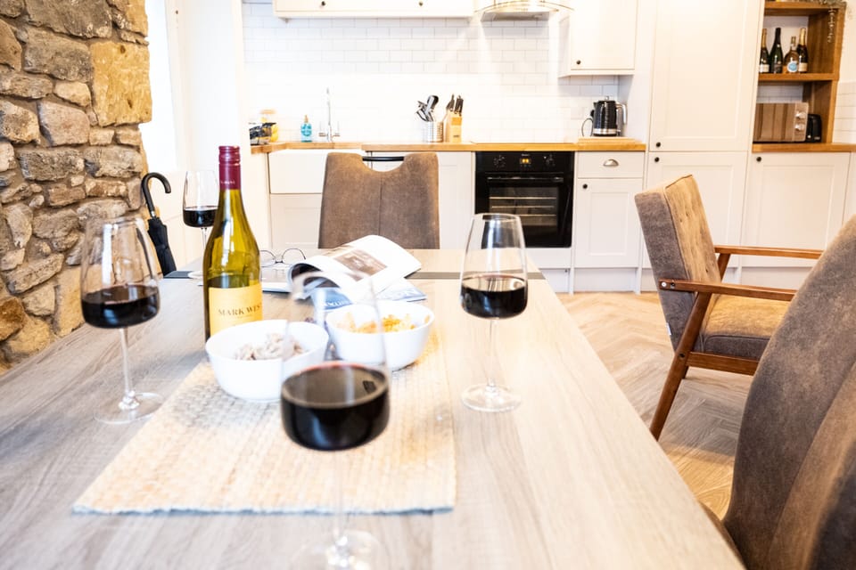 Luxury Cottage, Private Bathroom | Shared kitchen | Highchair