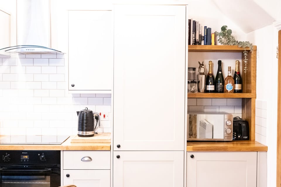 Luxury Cottage, Private Bathroom | Shared kitchen | Highchair