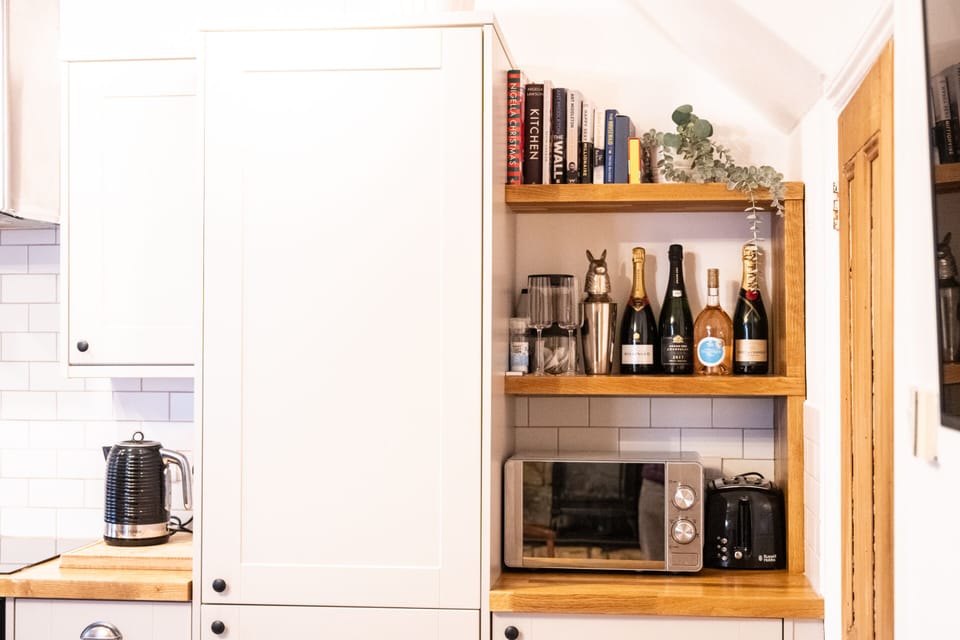 Luxury Cottage, Private Bathroom | Shared kitchen | Highchair