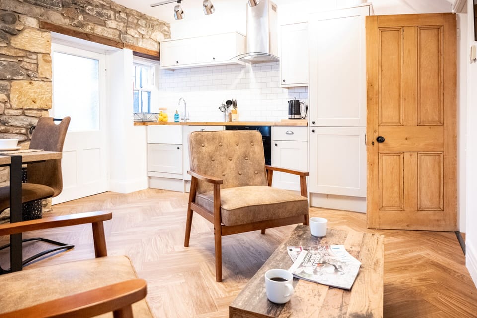 Luxury Cottage, Private Bathroom | Shared kitchen | Highchair