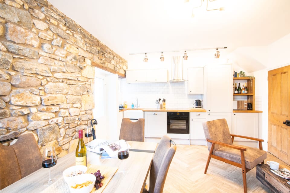 Luxury Cottage, Private Bathroom | Shared kitchen | Highchair