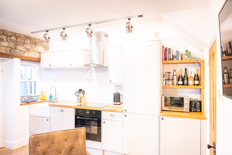 Luxury Cottage, Private Bathroom | Shared kitchen | Highchair