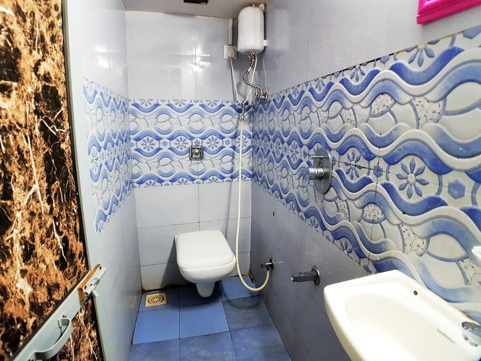 Standard Shared Dormitory | Bathroom | Shower, hydromassage showerhead, towels