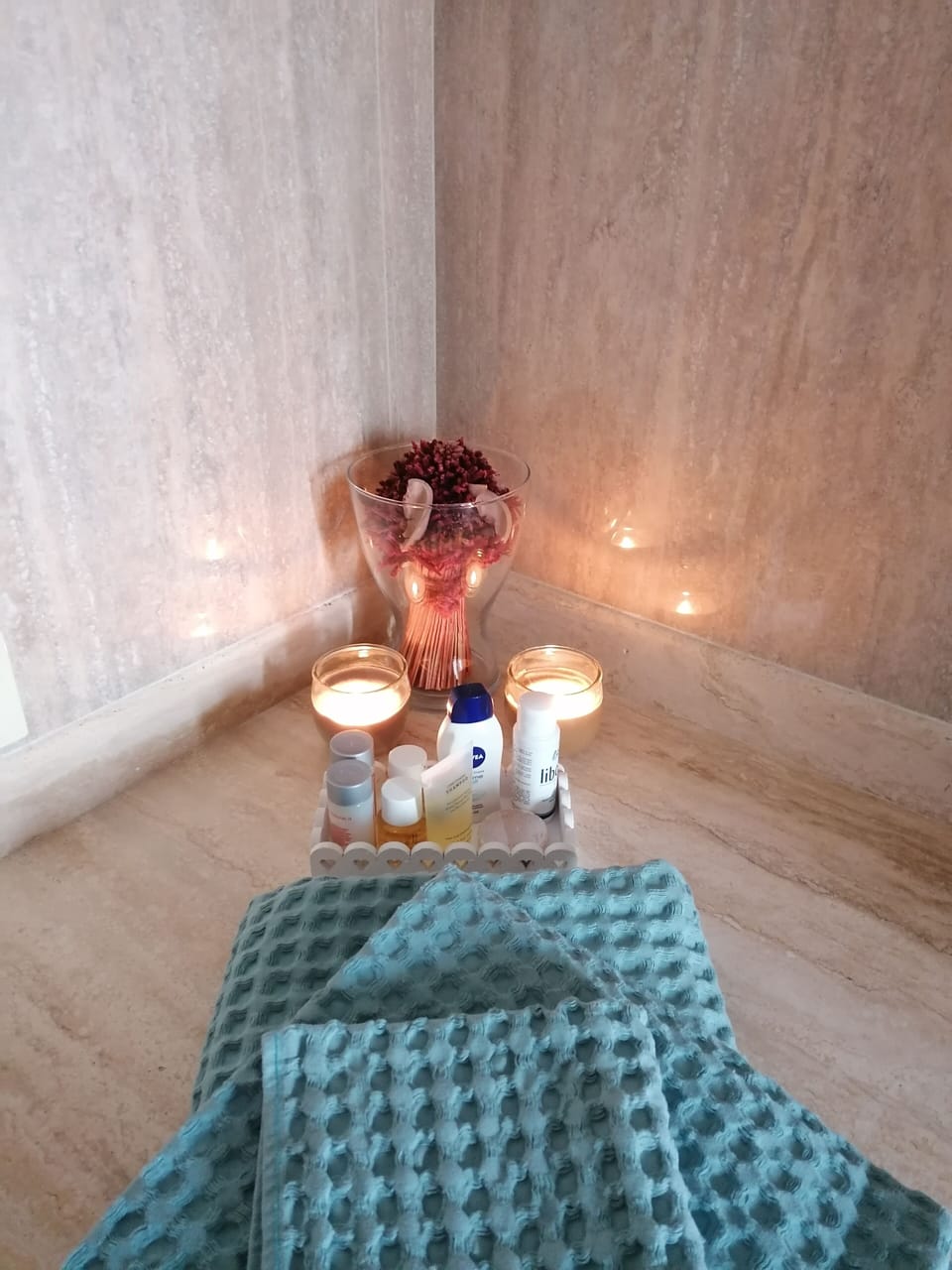 Shower, rainfall showerhead, free toiletries, hair dryer