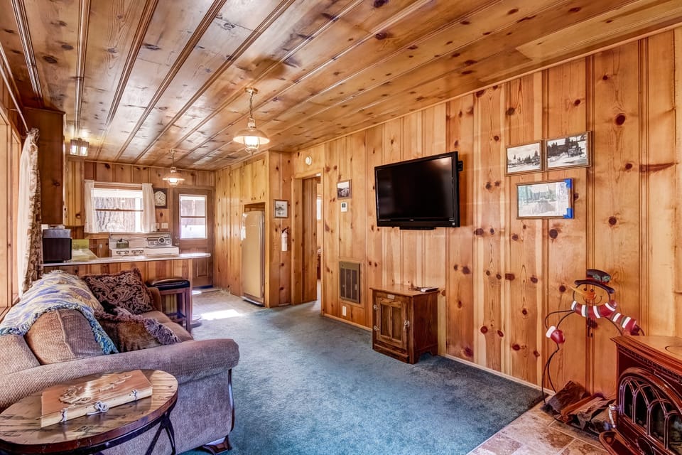 House, 2 Bedrooms | Living area | 30-inch TV with cable channels