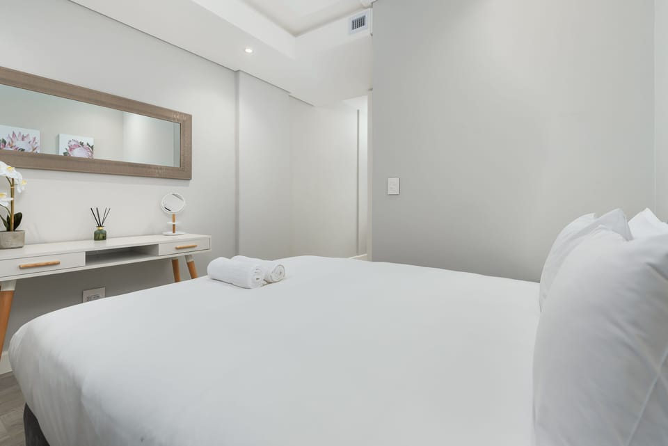 Signature Apartment | 1 bedroom, in-room safe, desk, laptop workspace