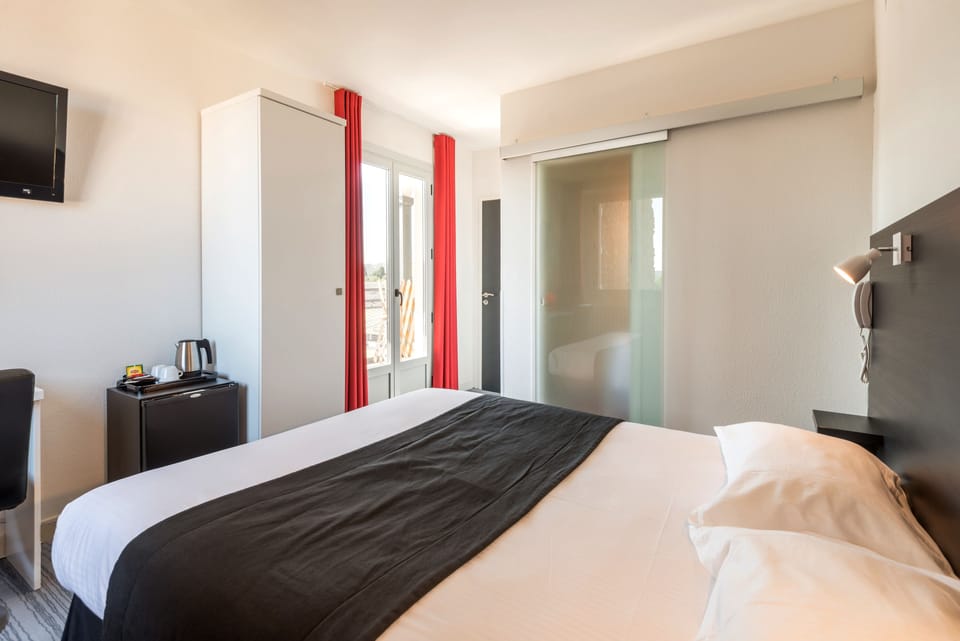 Executive Double Room, Terrace | Minibar, in-room safe, desk, blackout drapes
