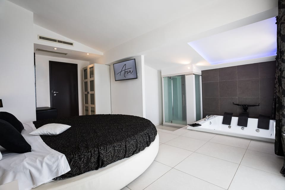 Imperial Suite | Hypo-allergenic bedding, memory foam beds, in-room safe, desk