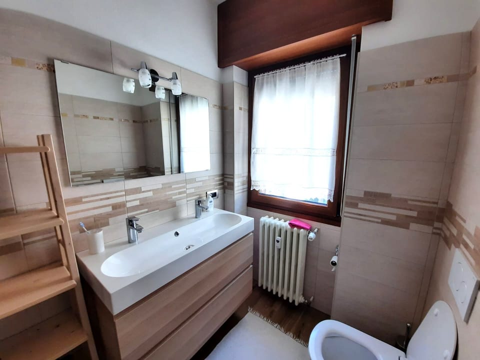 Apartment, 2 Bedrooms | Bathroom | Shower, rainfall showerhead, free toiletries, hair dryer