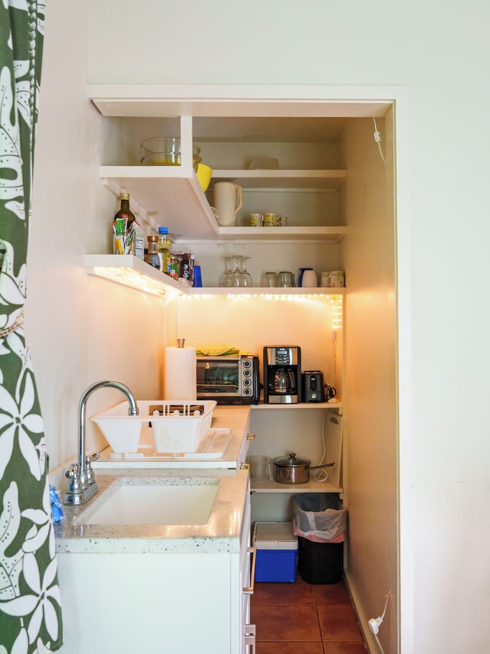 QUEEN KITCHENETTE