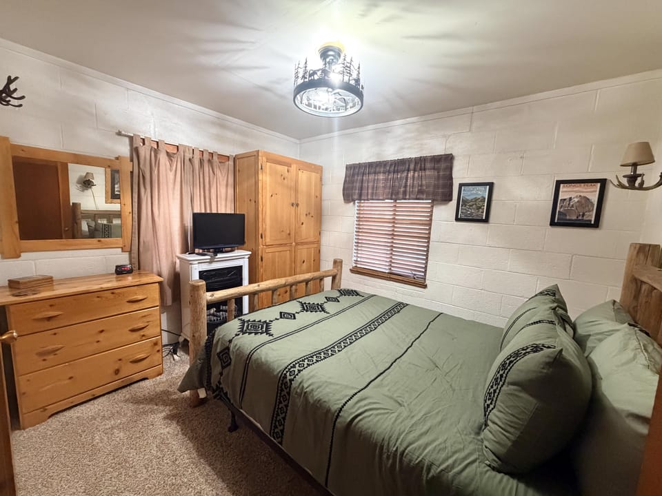 Bedroom 1- queen bed
