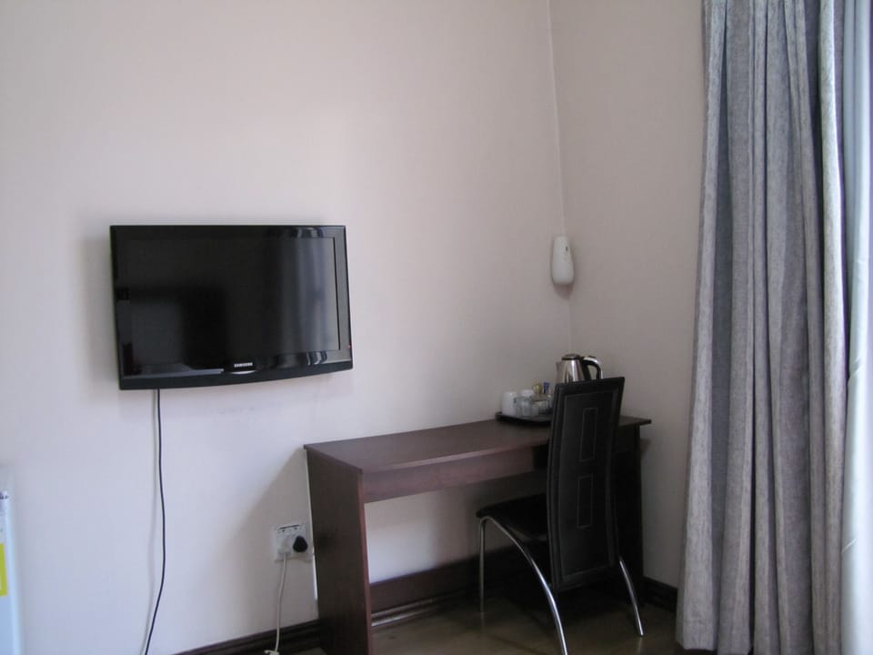 Family Room | 1 bedroom, in-room safe, desk, free WiFi
