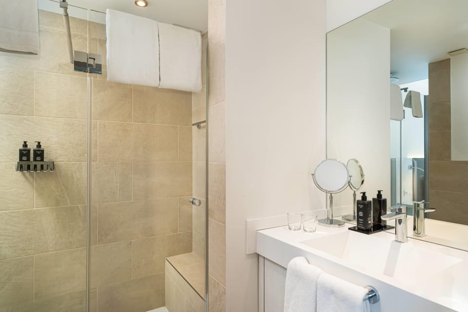 Suite, 1 Double Bed | Bathroom | Combined shower/tub, rainfall showerhead, free toiletries, hair dryer